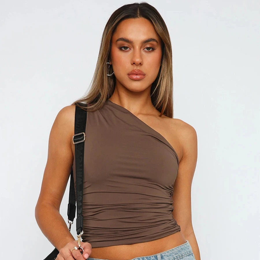 Blusa Ashe com recorte ajustado e decote ombro único. Sofisticação em cinco cores, do P ao G.

