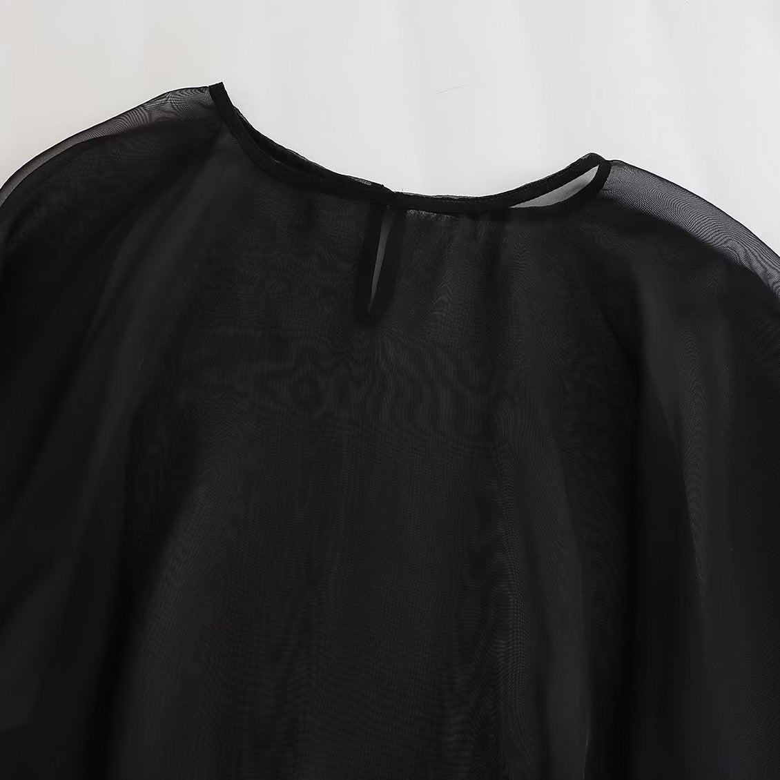 Blusa Capa Assimétrica