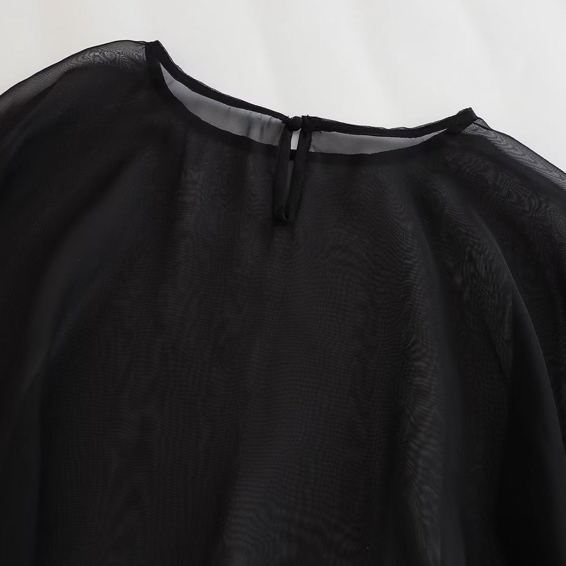 Blusa Capa Assimétrica