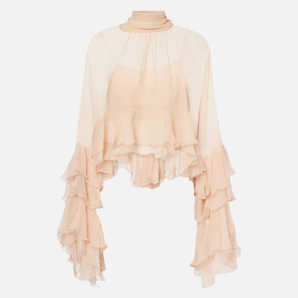 Blusa Kauai com babados nas mangas, gola alta e tecido leve em Off-White ou Damasco, ideal para looks sofisticados e femininos.

