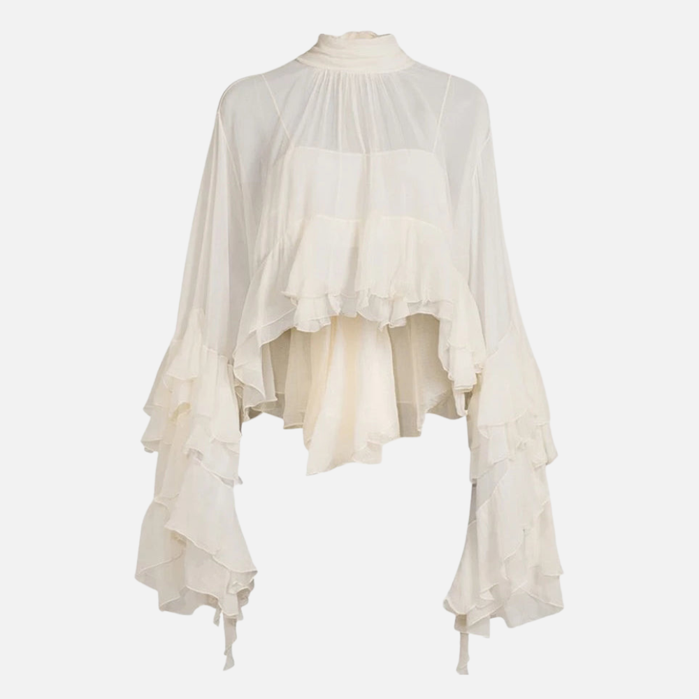 Blusa Kauai com babados nas mangas, gola alta e tecido leve em Off-White ou Damasco, ideal para looks sofisticados e femininos.

