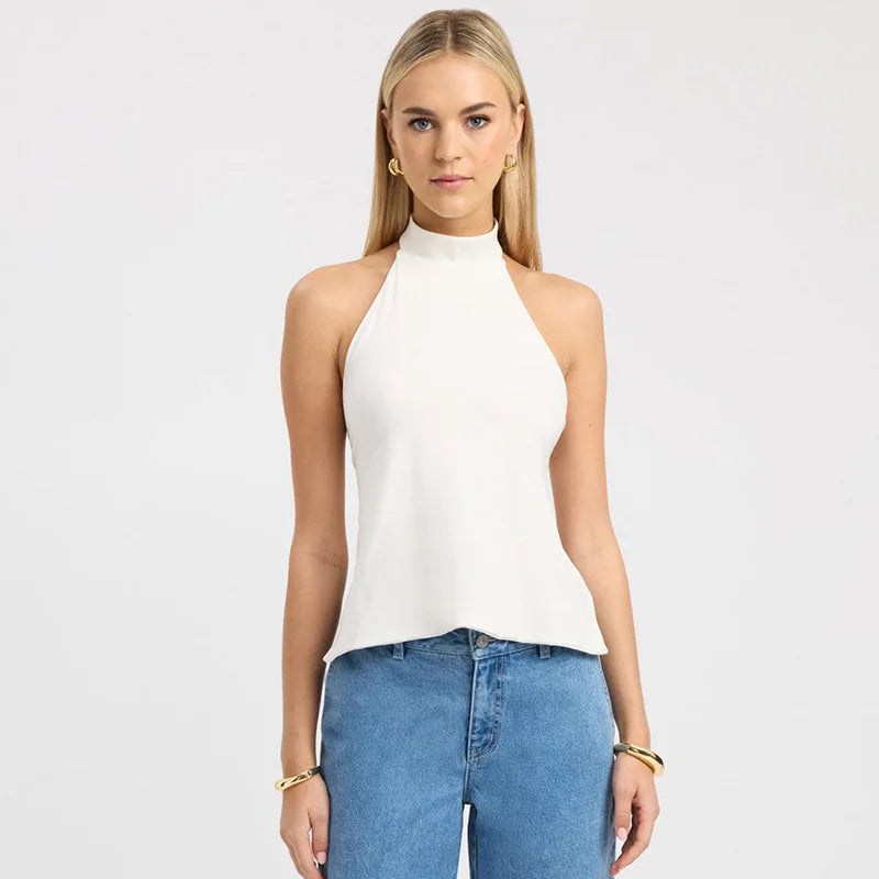 Blusa Manu preta com gola halter e costas abertas. Versátil, moderna e perfeita para valorizar os ombros com estilo e conforto.

