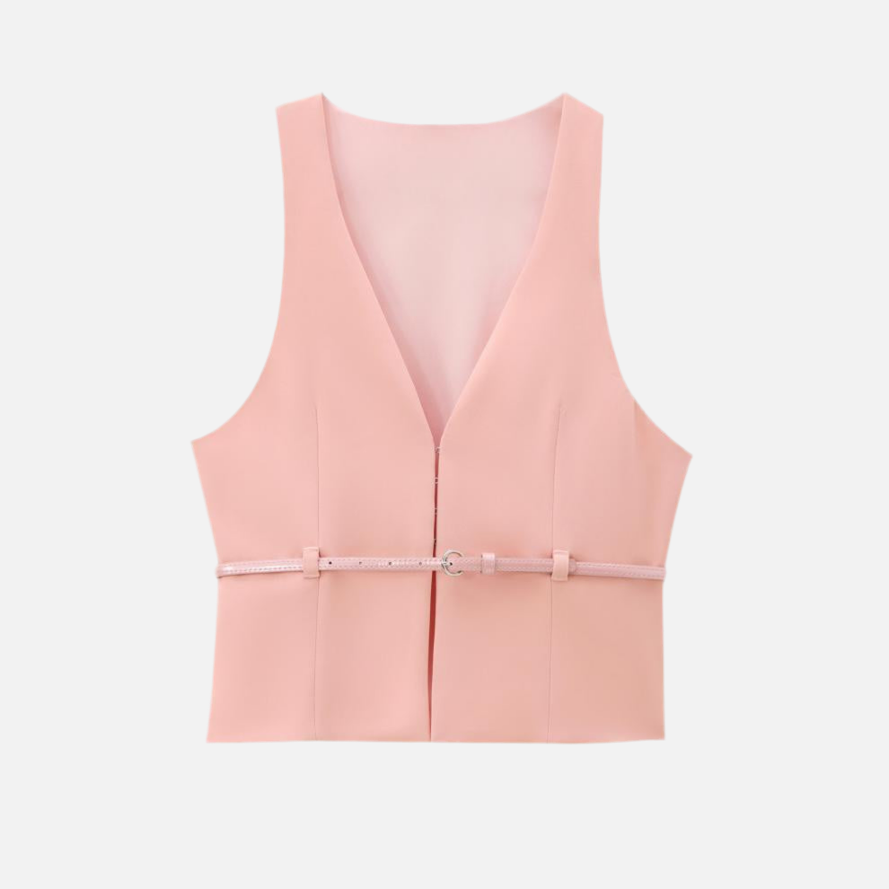 Blusa Pietra rosa claro com decote V, cinto fino e corte estruturado. Design minimalista e elegante. Disponível do PP ao G.

