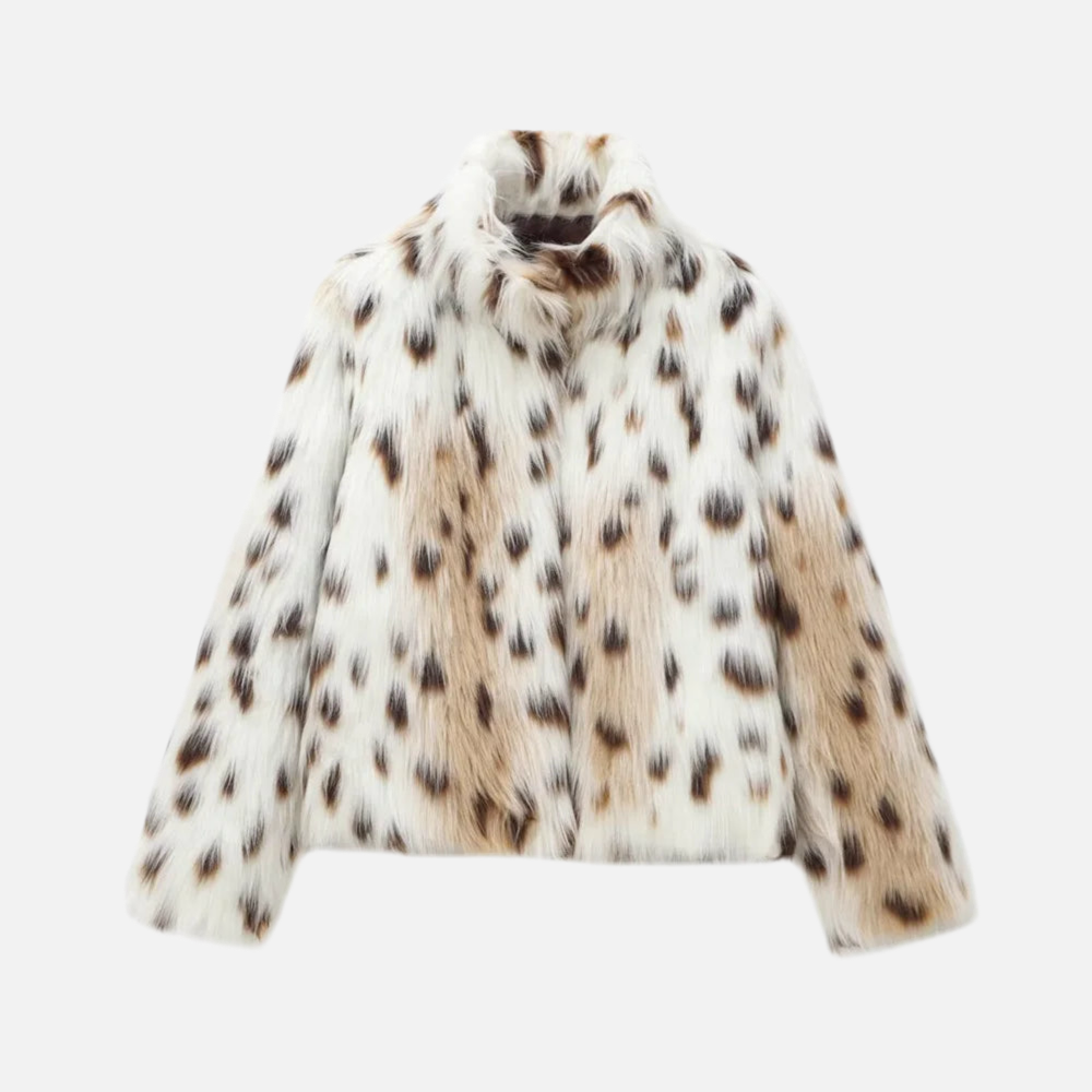 Casaco de pele sintética Dandara com estampa animal print e textura felpuda. Ideal para looks sofisticados em dias frios. Tamanhos PP ao G.

