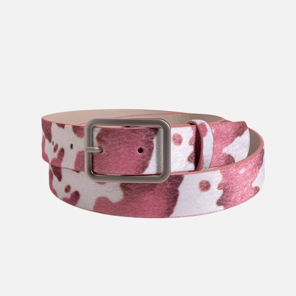 Cinto feminino com estampa cow print e fivela metálica quadrada. Acessório marcante para looks modernos, casuais ou estilo western.