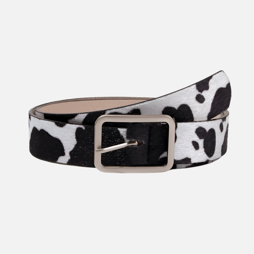 Cinto feminino com estampa cow print e fivela metálica quadrada. Acessório marcante para looks modernos, casuais ou estilo western.
