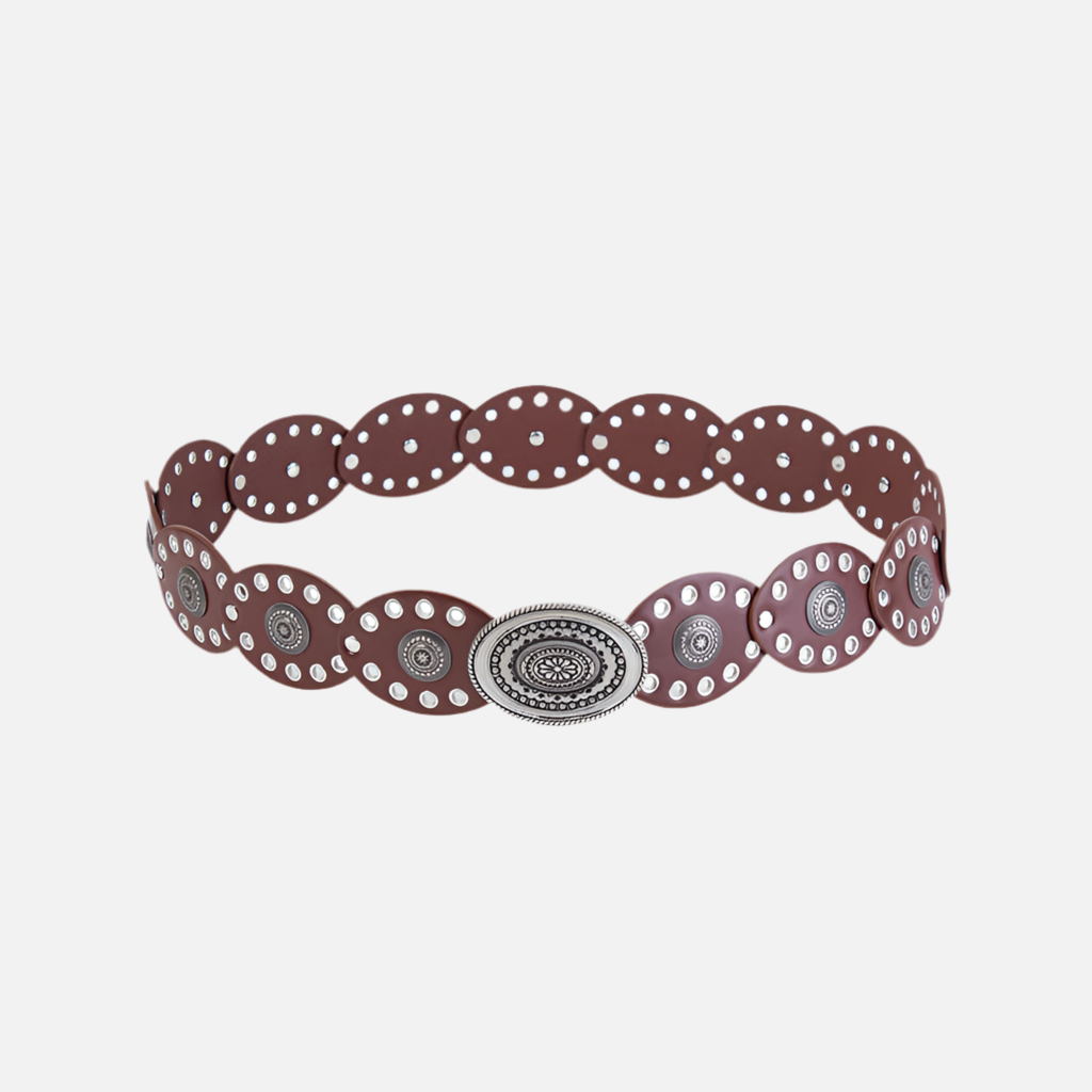 Cinto feminino Mystic largo em couro sintético preto com fivela prata e múltiplos furos. Moderno e ajustável, ideal para looks estilosos.