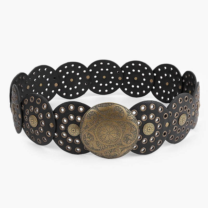 Cinto feminino Vintage Ethnic largo em couro sintético envelhecido, com fivela detalhada e múltiplos furos ajustáveis. Estilo vintage e étnico.