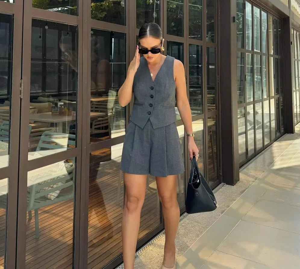 Conjunto Celine com colete sem mangas e short saia em alfaiataria cinza. Sofisticação do P ao G.

