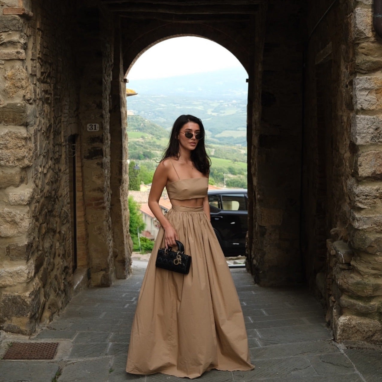 Conjunto Ceci com top ajustado e saia longa fluida com bolsos. Look leve e feminino, disponível em 4 cores. Tamanhos P ao G.

