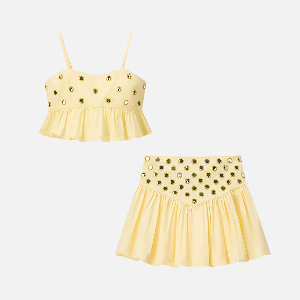 Conjunto Maragogi com cropped de babados e minissaia plissada com brilho. Look vibrante para eventos e festivais.

