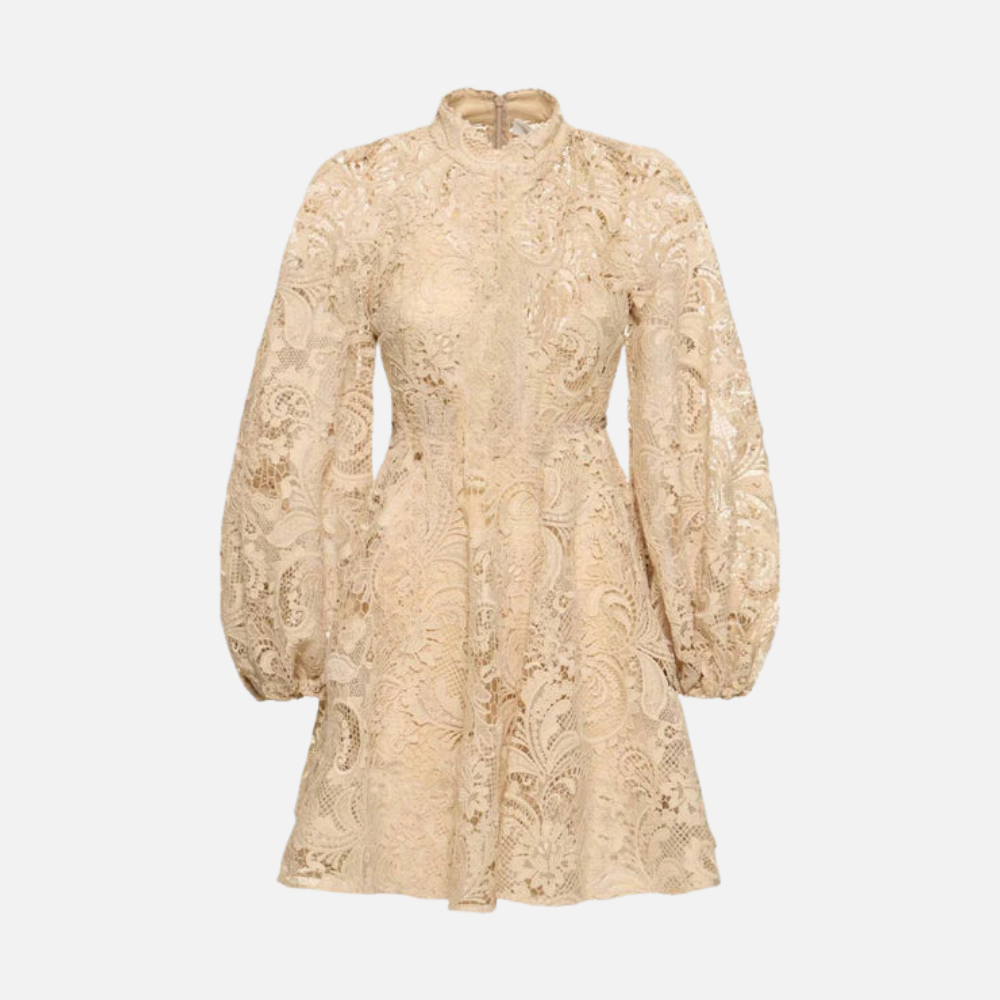 Conjunto Mykonos em renda off-white com gola alta, mangas bufantes e transparência delicada. Elegância vintage para ocasiões especiais.

