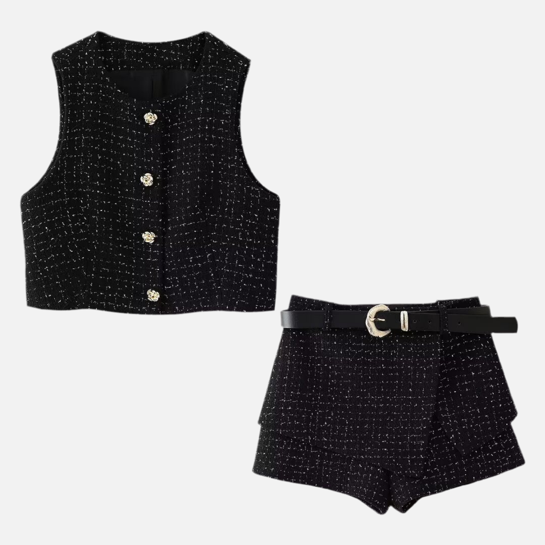 Conjunto Tweed Karine preto com colete cropped e shorts com cinto dourado. Look elegante e moderno, ideal para ocasiões sofisticadas.

