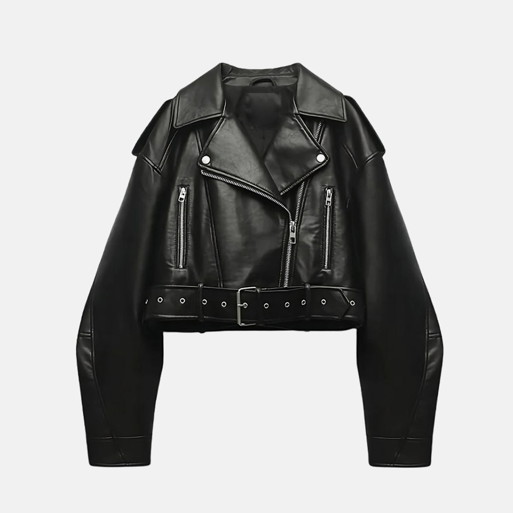 Jaqueta Raze em couro sintético com bolsos frontais e fivela decorativa. Estilo moderno para looks cheios de personalidade.

