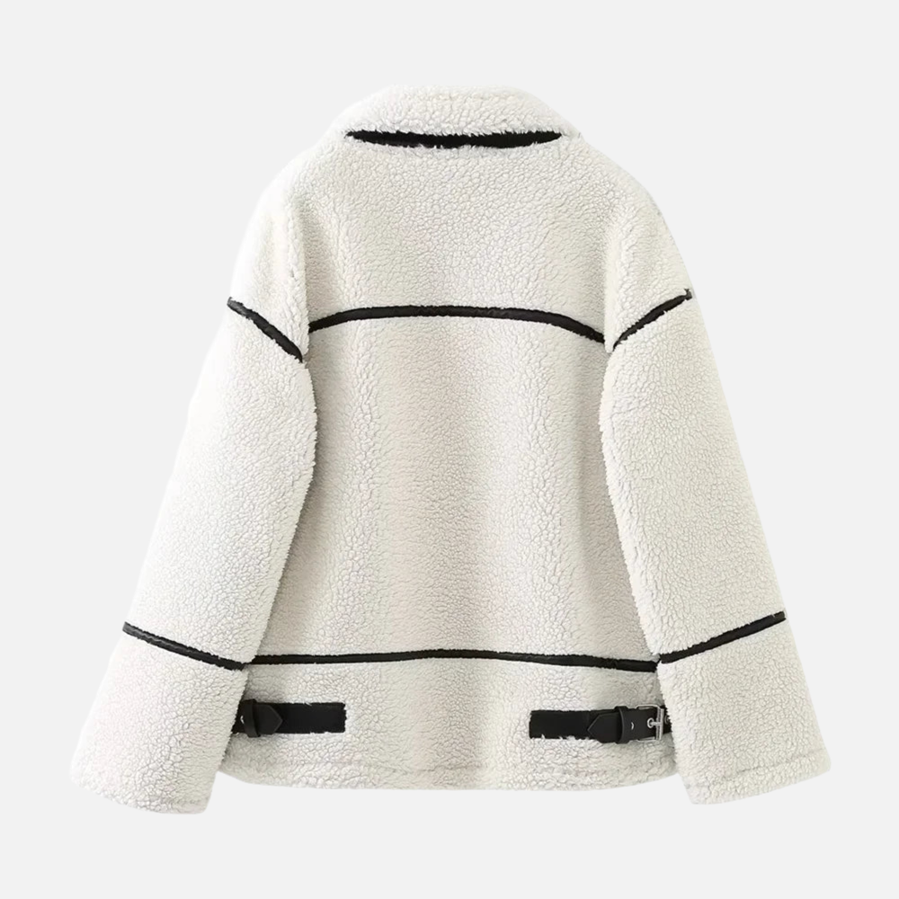 Jaqueta Neve Yasmin com textura macia, detalhe de fivela e caimento moderno. Perfeita para o frio. Tamanhos PP ao G.

