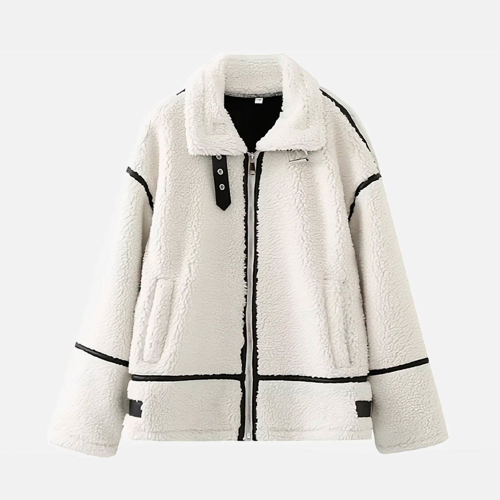 Jaqueta Neve Yasmin com textura macia, detalhe de fivela e caimento moderno. Perfeita para o frio. Tamanhos PP ao G.

