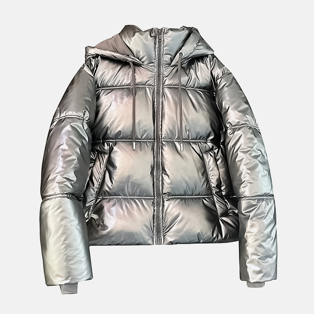 Jaqueta Puffer Chicago com gola alta, capuz e bolsos. Ideal para o frio. Disponível em prata, preto e branco, do PP ao G.