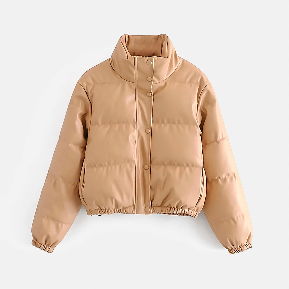 Jaqueta Puffer Cingapura com gola alta, bolsos frontais e caimento ajustado. Ideal para os dias frios. Tamanhos P ao G.

