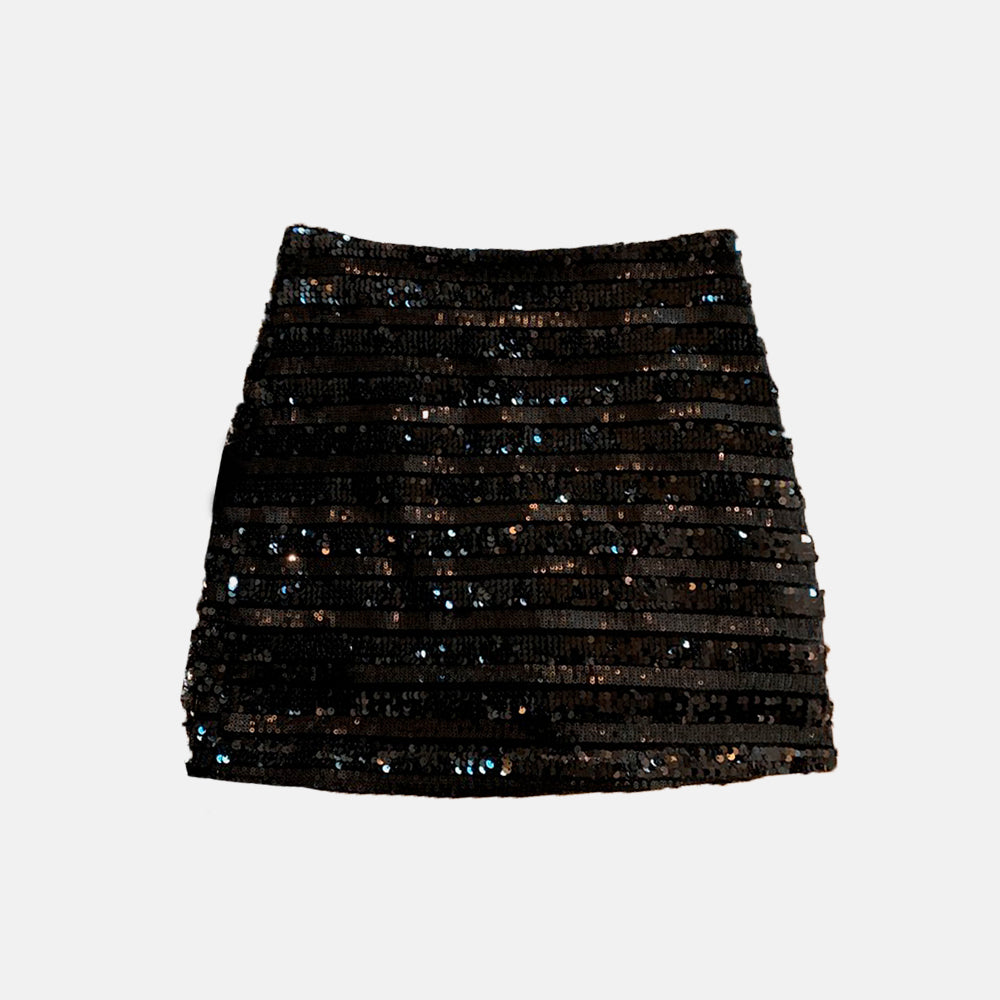 Saia Brilho Fran com tecido acrílico ajustado, brilho sutil e comprimento acima dos joelhos. Disponível do P ao G.

