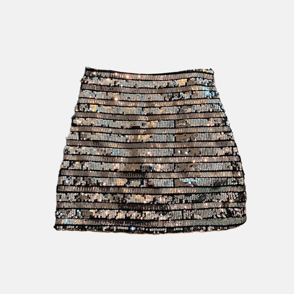 Saia Brilho Fran com tecido acrílico ajustado, brilho sutil e comprimento acima dos joelhos. Disponível do P ao G.

