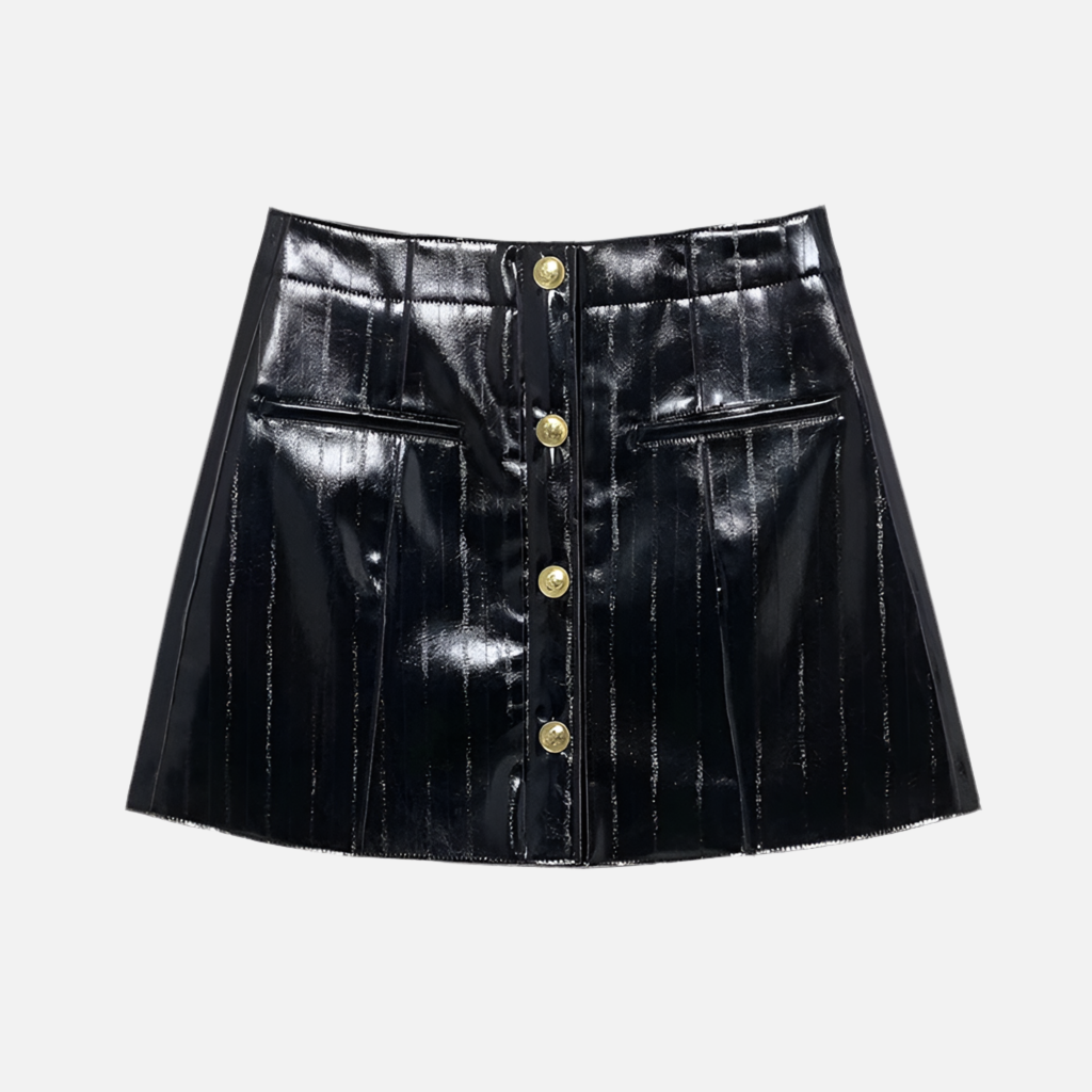 Saia Couro Iza mini, cintura alta, vinilizada com botões dourados e recortes marcados. Preta, disponível do PP ao G.

