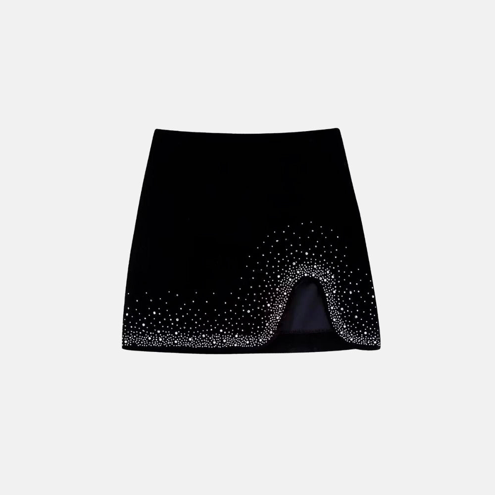 Saia Recorte Mia com fenda, brilho na barra e caimento moderno. Disponível do PP ao G, ideal para looks sofisticados.

