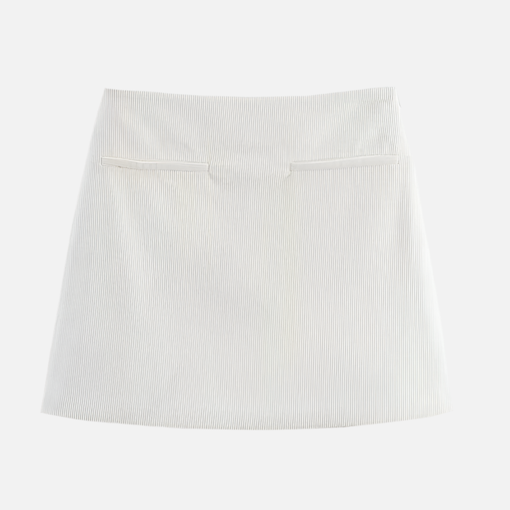 Saia Veludo Ava com corte reto, cintura alta e bolsos fake. Visual minimalista e elegante. Tamanhos PP ao GG. Cores: branco, marrom, preto e vinho.

