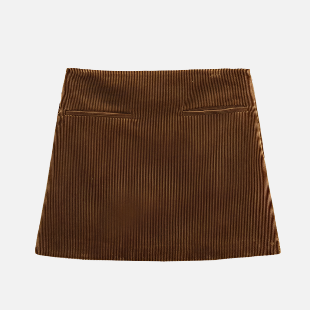 Saia Veludo Ava com corte reto, cintura alta e bolsos fake. Visual minimalista e elegante. Tamanhos PP ao GG. Cores: branco, marrom, preto e vinho.

