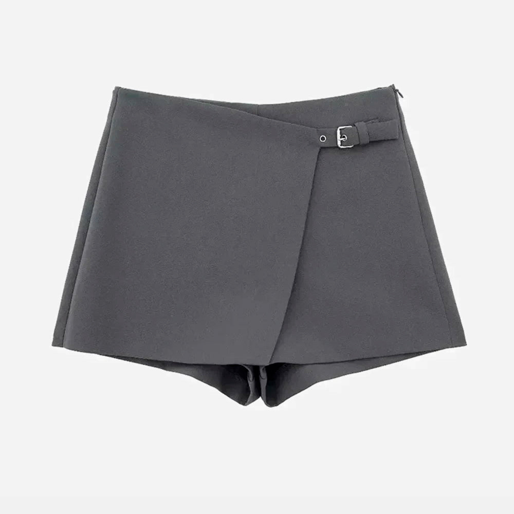 Short Saia Louise de alfaiataria em poliéster, com fivela frontal e caimento elegante. Disponível do PP ao G.

