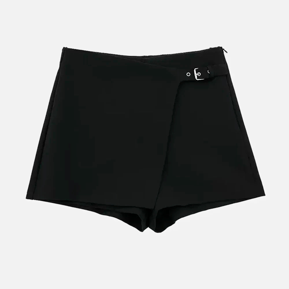 Short Saia Louise de alfaiataria em poliéster, com fivela frontal e caimento elegante. Disponível do PP ao G.

