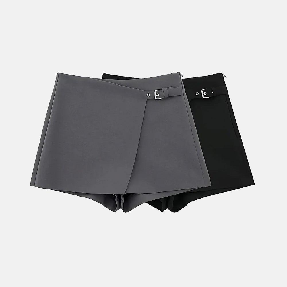 Short Saia Louise de alfaiataria em poliéster, com fivela frontal e caimento elegante. Disponível do PP ao G.

