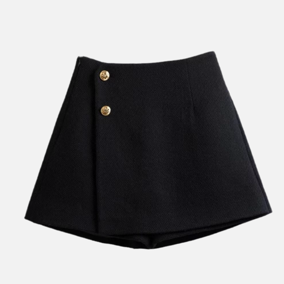 Short saia Gabby em tweed, com botões dourados, cintura alta e modelagem estruturada. Elegante e moderno. Disponível do P ao GG, em off-white e preto.

