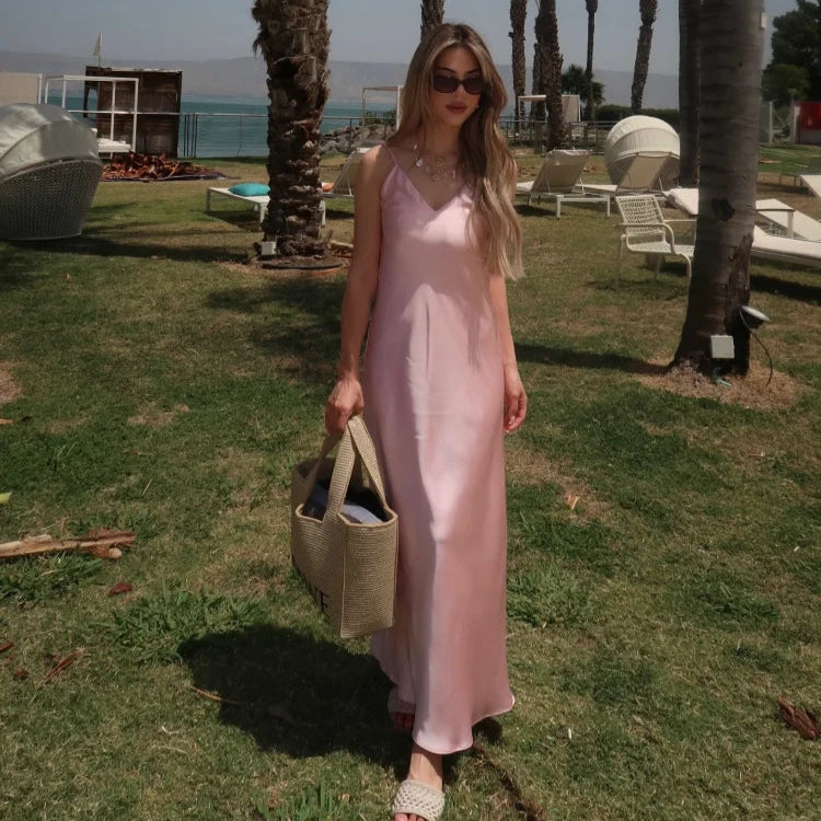 Vestido midi Preá em cetim acetinado, com alças finas, decote em V e costas abertas. Visual minimalista e sofisticado.

