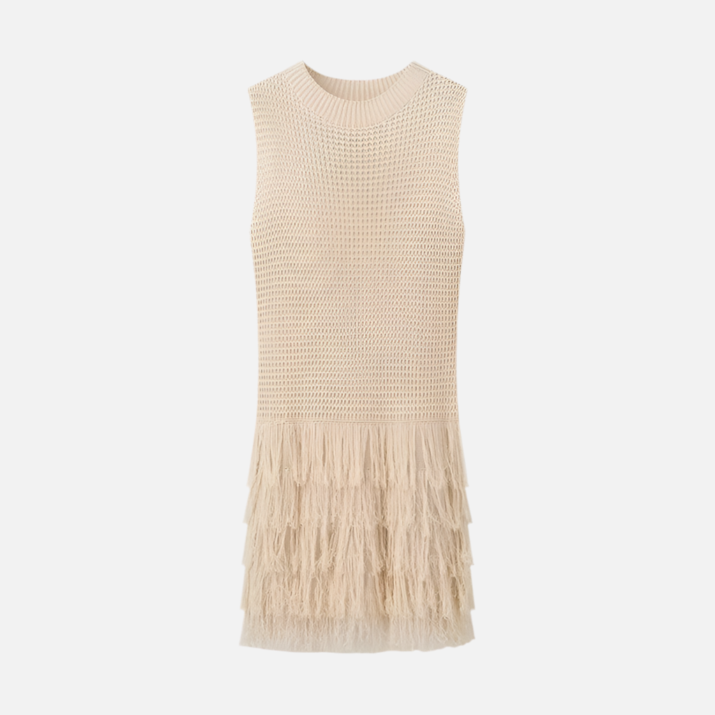 Vestido de tricô vazado off-white com gola alta, franjas na barra e estilo boho chic para looks elegantes e leves de verão.