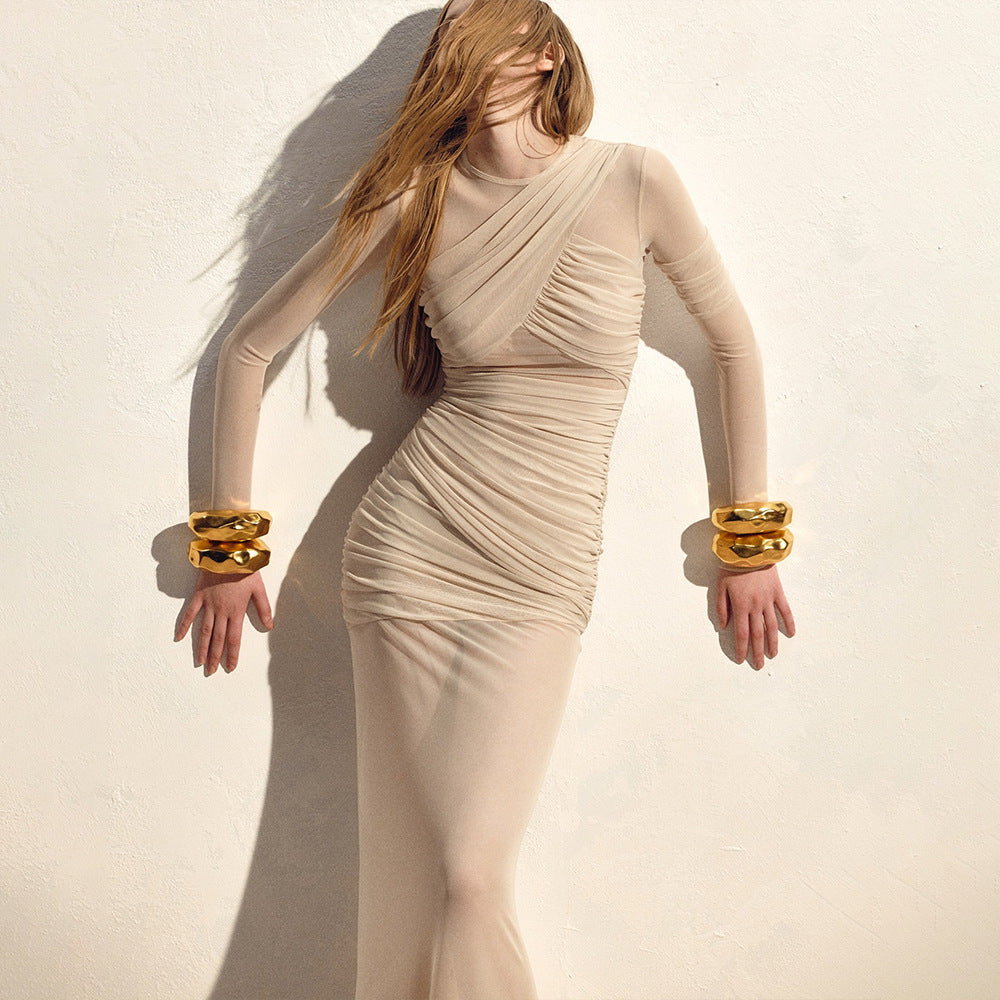 Vestido longo Saravá em tule com recortes, mangas transparentes e tiras no busto. Look moderno e marcante com efeito translúcido.

